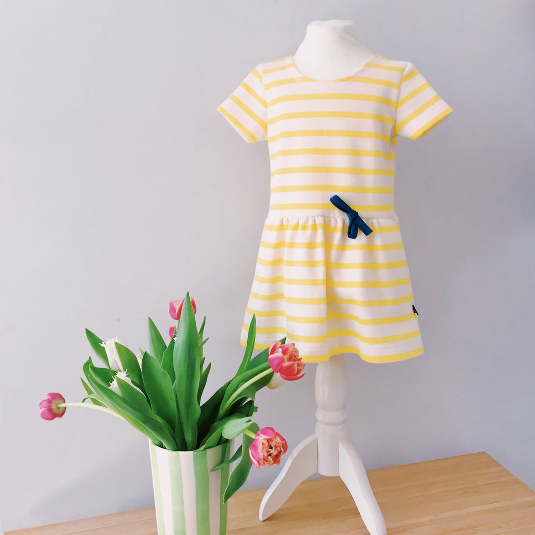 Gestreiftes Sommerkleid für Mädchen gelb weiss aus 100% Bio Baumwolle von internaht