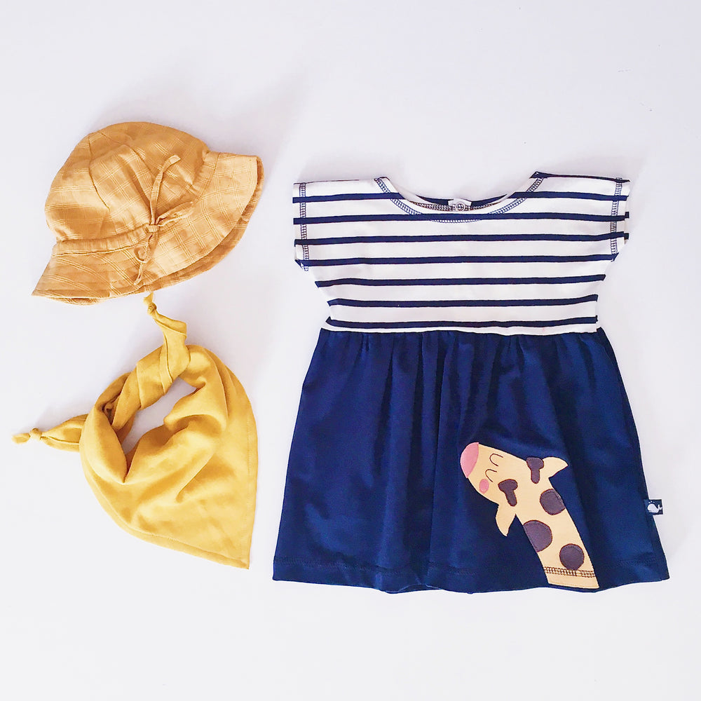 Baby Kleid Giraffe aus 100% Bio Baumwolle mit Sonnenhut und Baby Halstuch aus Musselin mit Sorgfalt genäht in Dresden von internaht