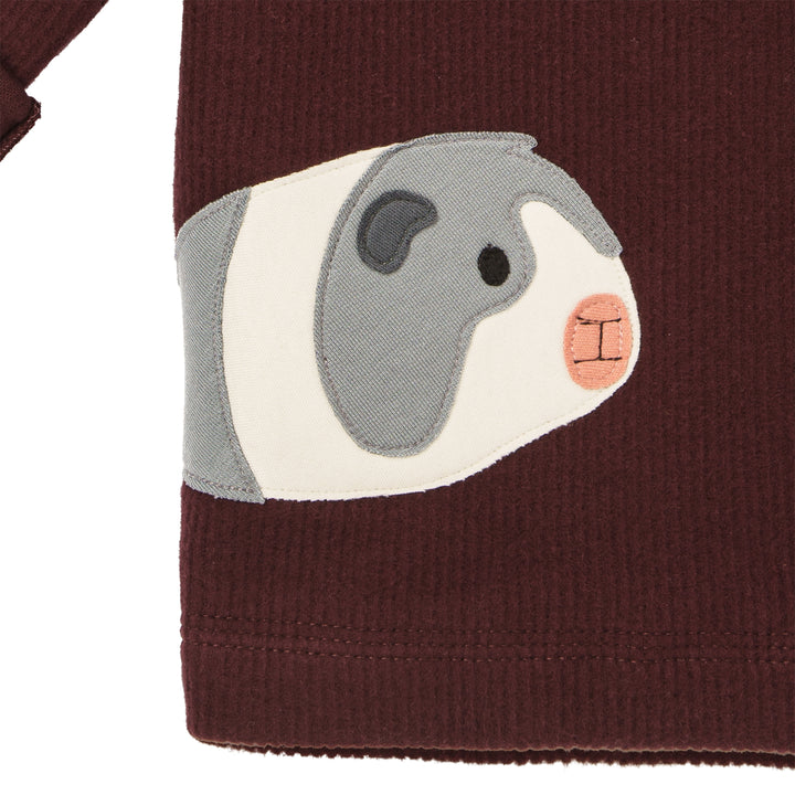 Weinroter Baby Sweater mit Meerschweinchen-Applikation von internaht aus 100% Biobaumwolle