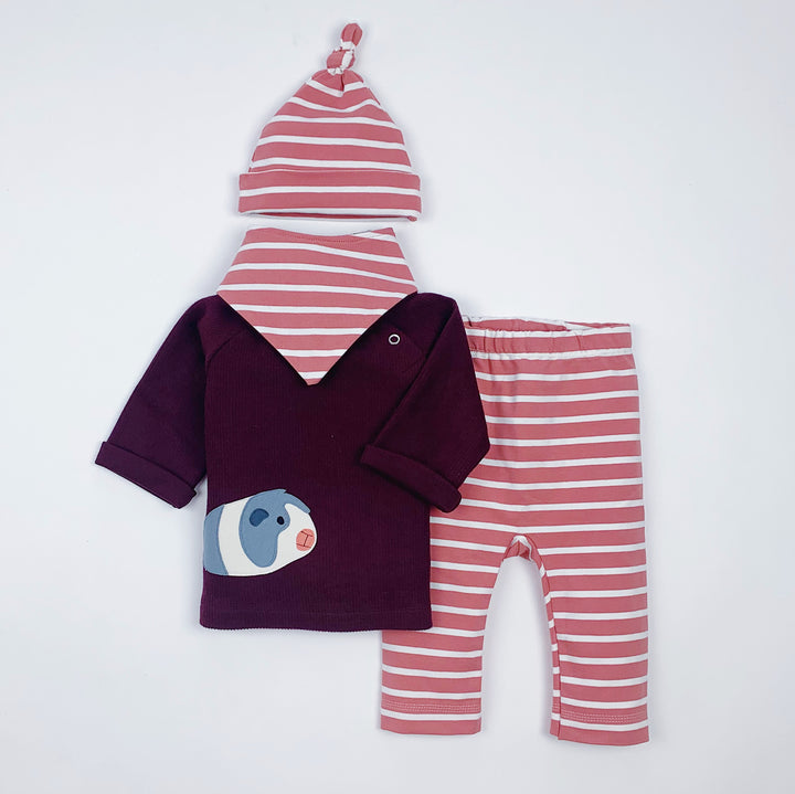 Weinroter Baby Sweater mit Meeries-Applikation von internaht mit passender Babyhose und Halstuch