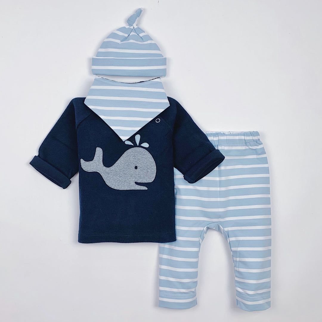 Dunkelblauer Baby Sweater mit Wal-Applikation von internaht mit passender Babyhose und Halstuch