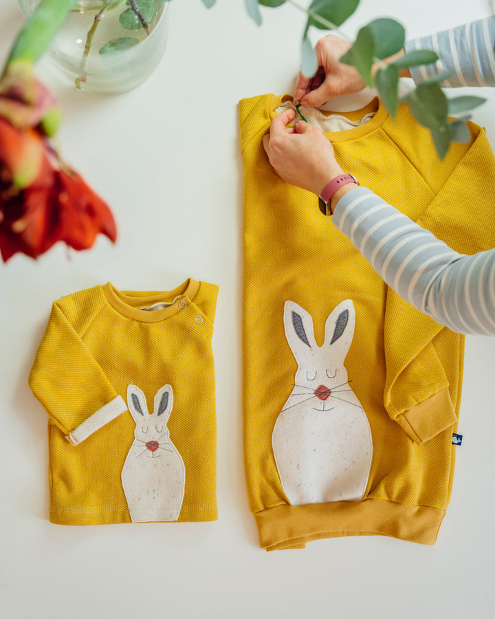 Senfgelbes Sweatshirt mit Schneehase für Babys und Kinder aus 100% Biobaumwolle von internaht