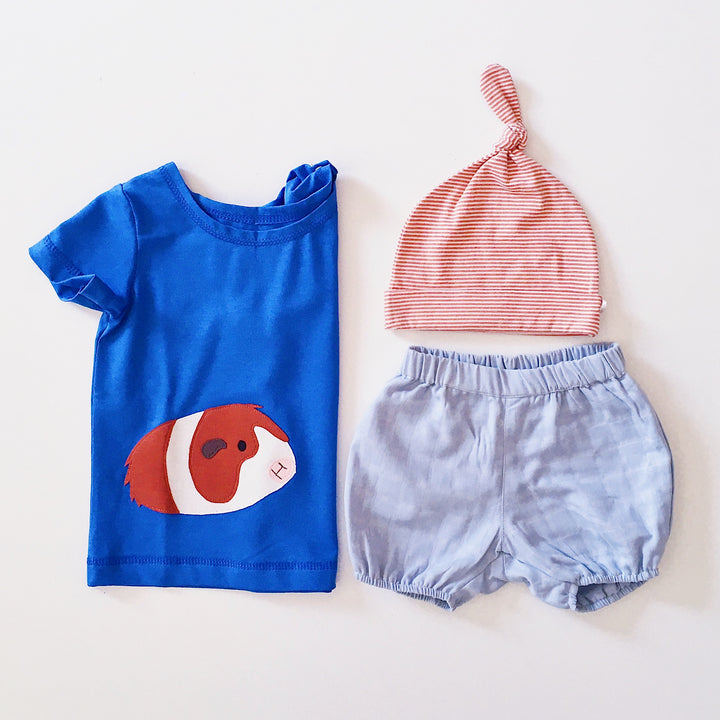 Royalblaues Baby T-Shirt mit Applikation Meerschweinchen aus Bio Baumwolle von internaht