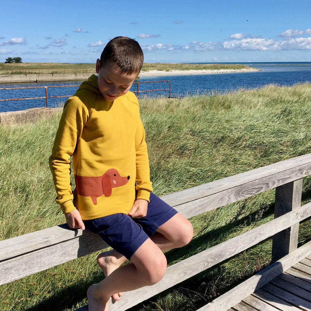 Senfgelber Dackel Kapuzenpullover für Kinder aus 100% Bio Baumwolle von internaht