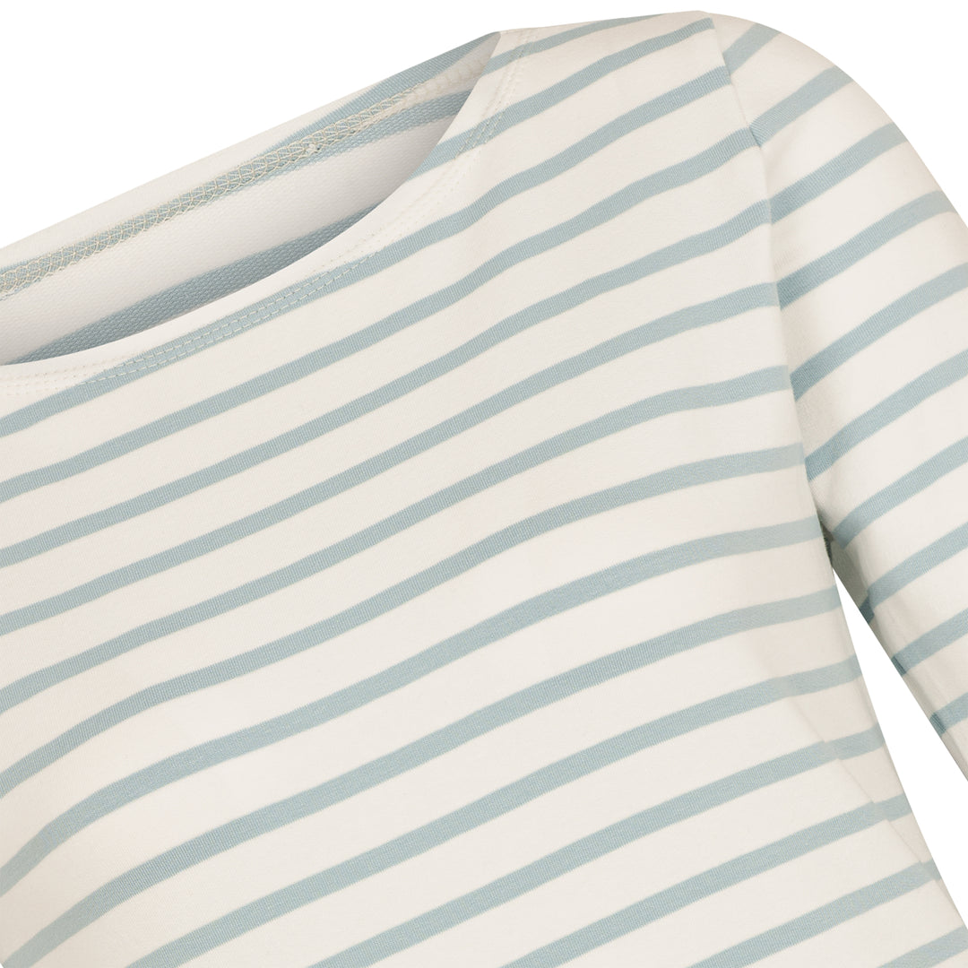UBoot-Ausschnitt zum gestreiften Langarmshirt für Damen aus Biobaumwolle mit himmelblauen Streifen von internaht