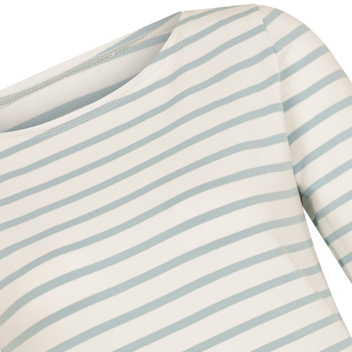 UBoot-Ausschnitt zum gestreiften Langarmshirt für Damen aus Biobaumwolle mit himmelblauen Streifen von internaht