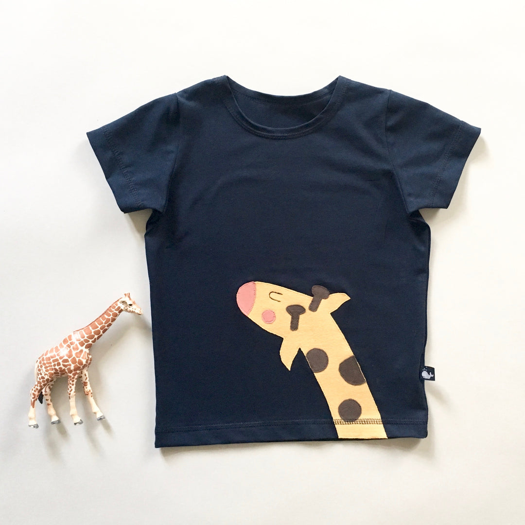 Kinder T Shirt aus Bio Baumwolle mit Giraffe für Jungen und Mädchen in Dunkelblau von internaht aus Dresden