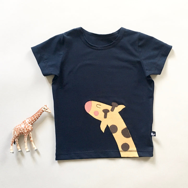 Kinder T Shirt aus Bio Baumwolle mit Giraffe für Jungen und Mädchen in Dunkelblau von internaht aus Dresden