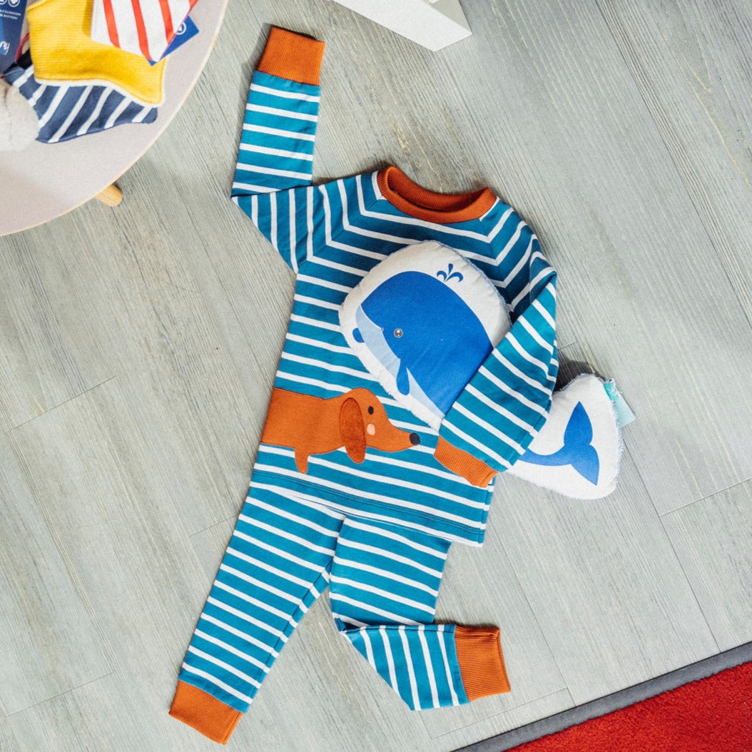 Gestreifter Kinder Schlafanzug mit Dackel aus Biobaumwolle von internaht
