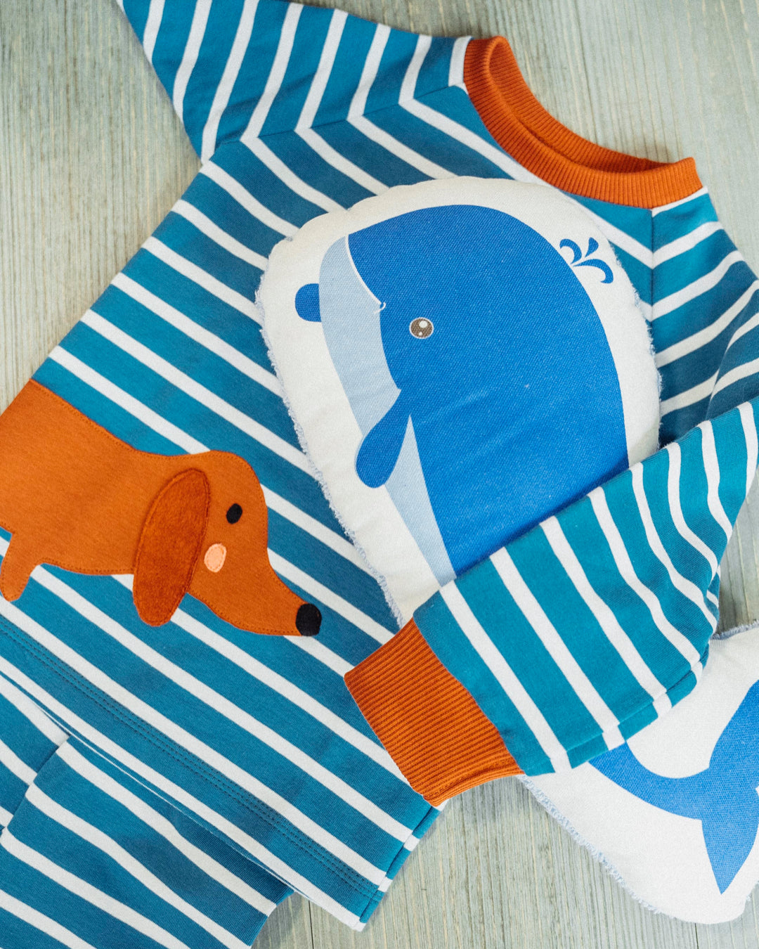 Gestreifter Kinder Schlafanzug mit Dackel aus Biobaumwolle von internaht