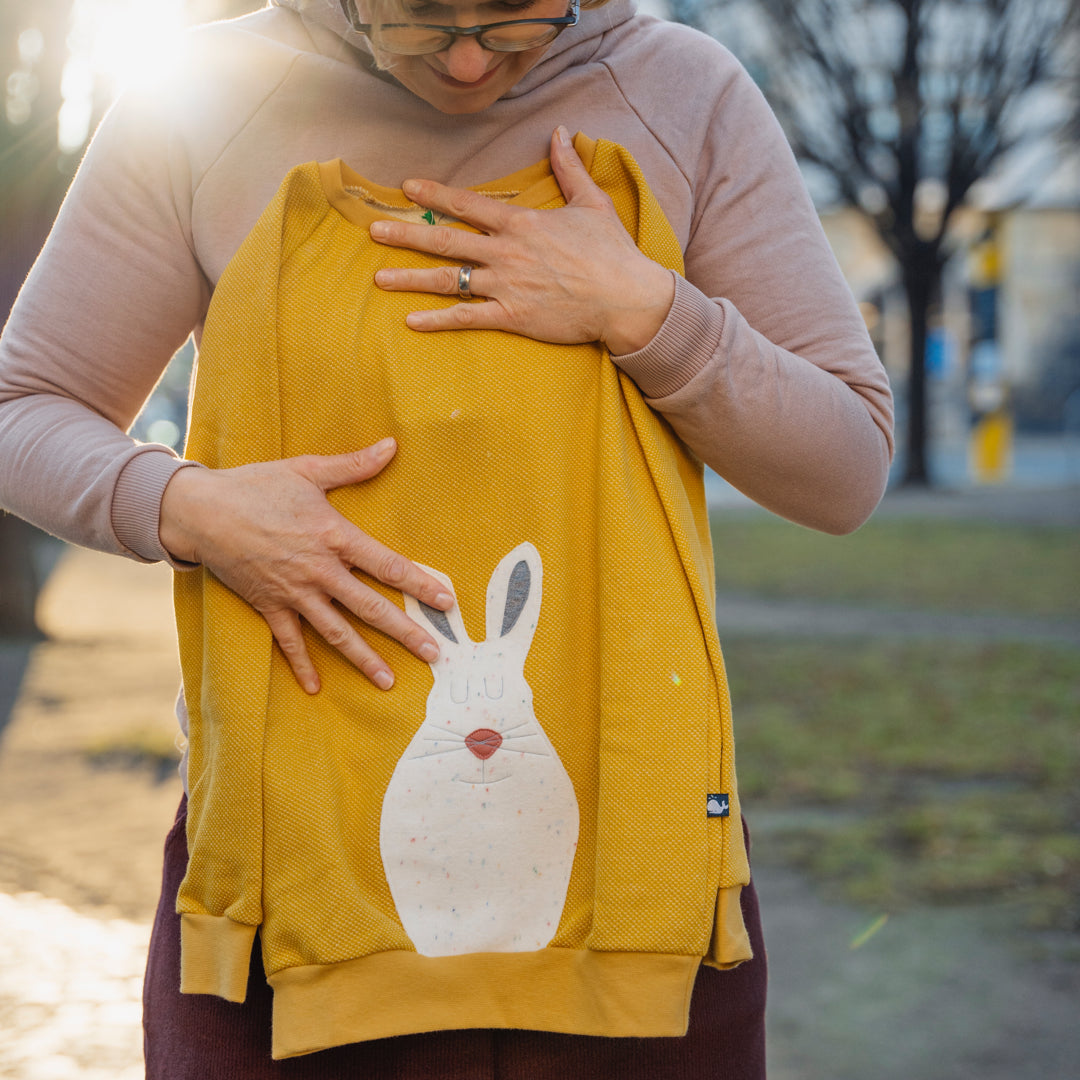 Senfgelbes Kinder Sweatshirt mit Schneehase aus 100% Biobaumwolle von internaht