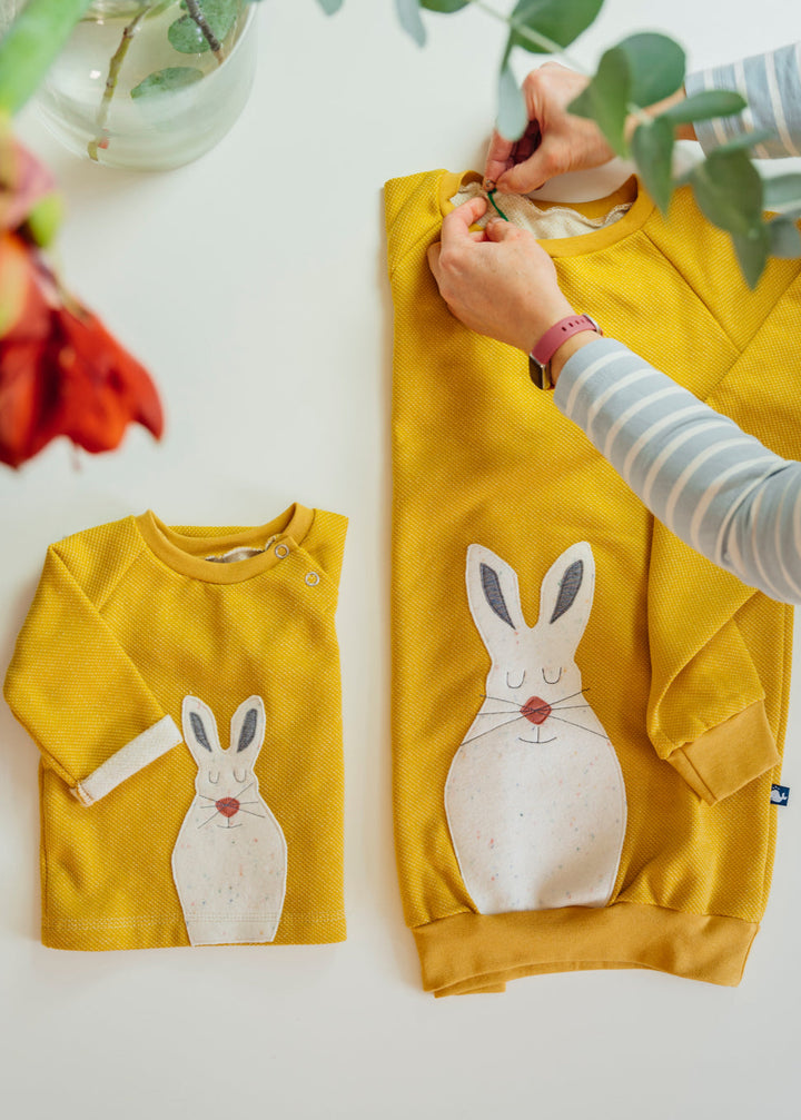 Senfgelbes Schneehasen-Sweatshirt für Babys und Kinder aus 100% Biobaumwolle von internaht