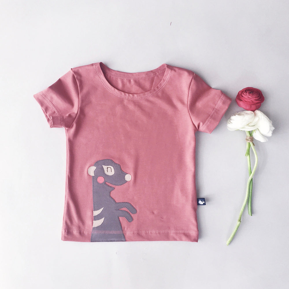 Sommerliches Kinder T-Shirt mit Erdmännchen-Applikation von internaht