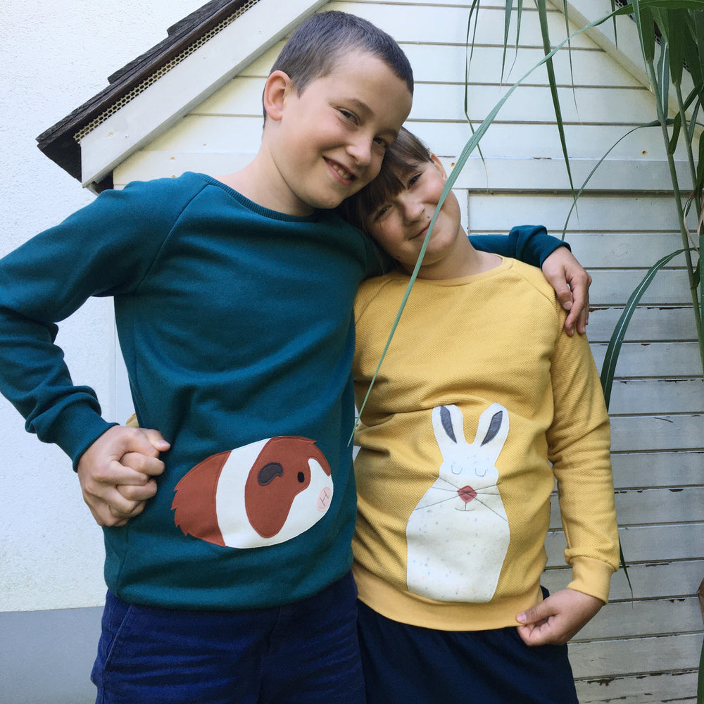 Smaragdgrünes Meerschweinchen Sweatshirt für Kinder aus Biobaumwolle von internaht
