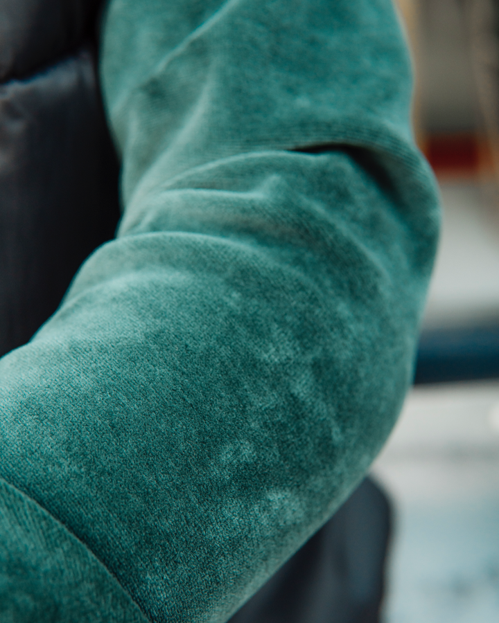 Detail zum grünen Nicki Pullover für Damen aus 100% Bio Baumwolle von internaht