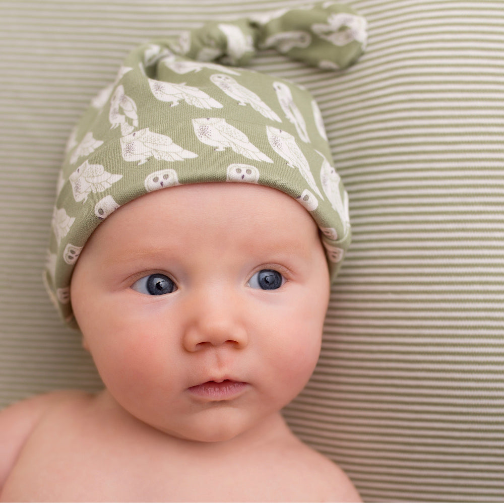 Baby Mützchen mit Eulen grün von pigeon organics aus 100% Bio Baumwolle