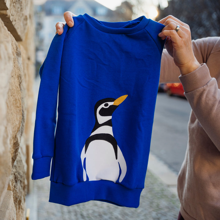 Royalblaues Pinguin-Sweatshirt für Kinder aus 100% Biobaumwolle von internaht