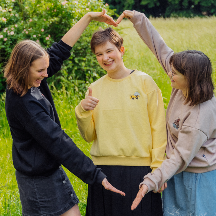 Sweatshirt für Teenager mit Biene in vanillegelb von internaht