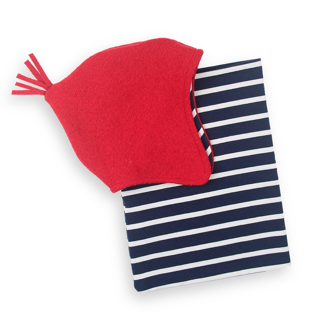 Rote Walkmütze und blau-weiß gestreifter Loop-Schal zum Walkoverall von internaht